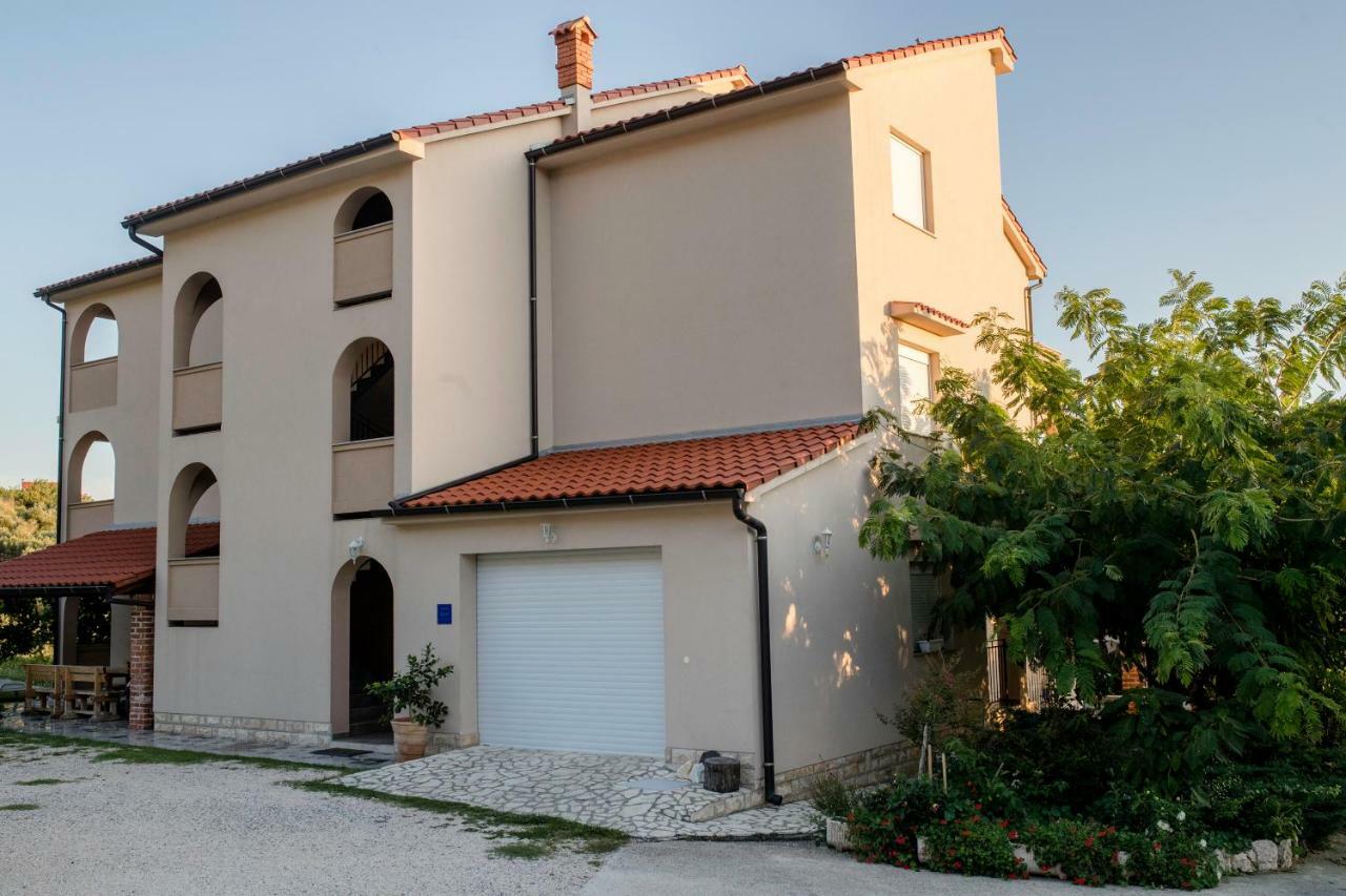 Apartament Kuca Leonora *