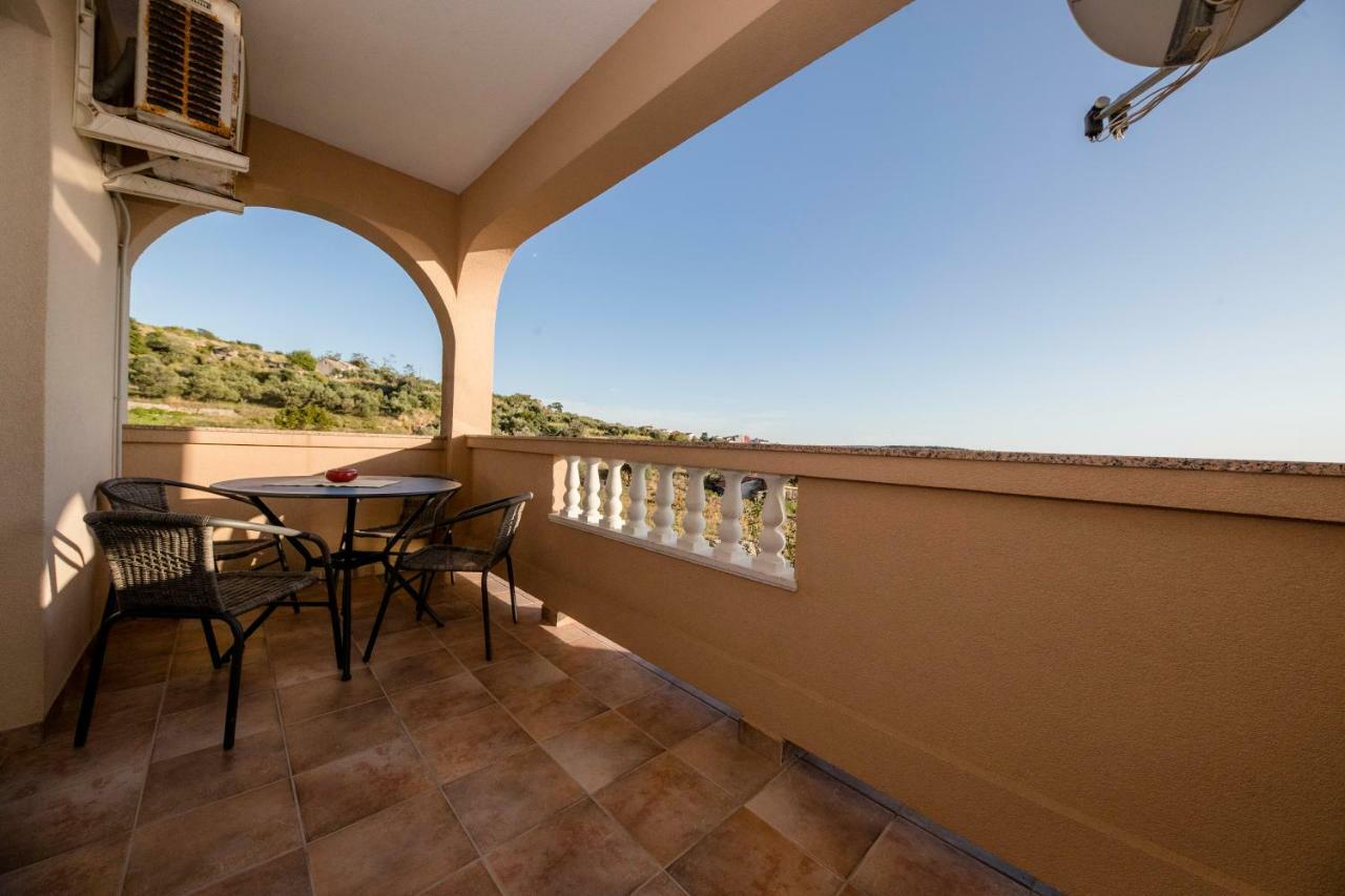 Apartament Kuca Leonora *